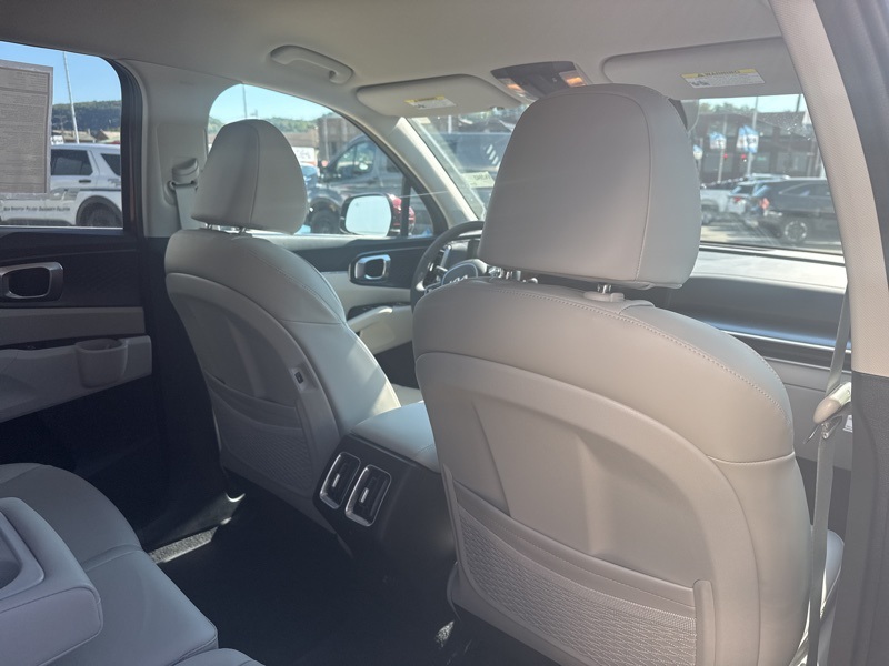 2025 Kia Sorento S photo 13