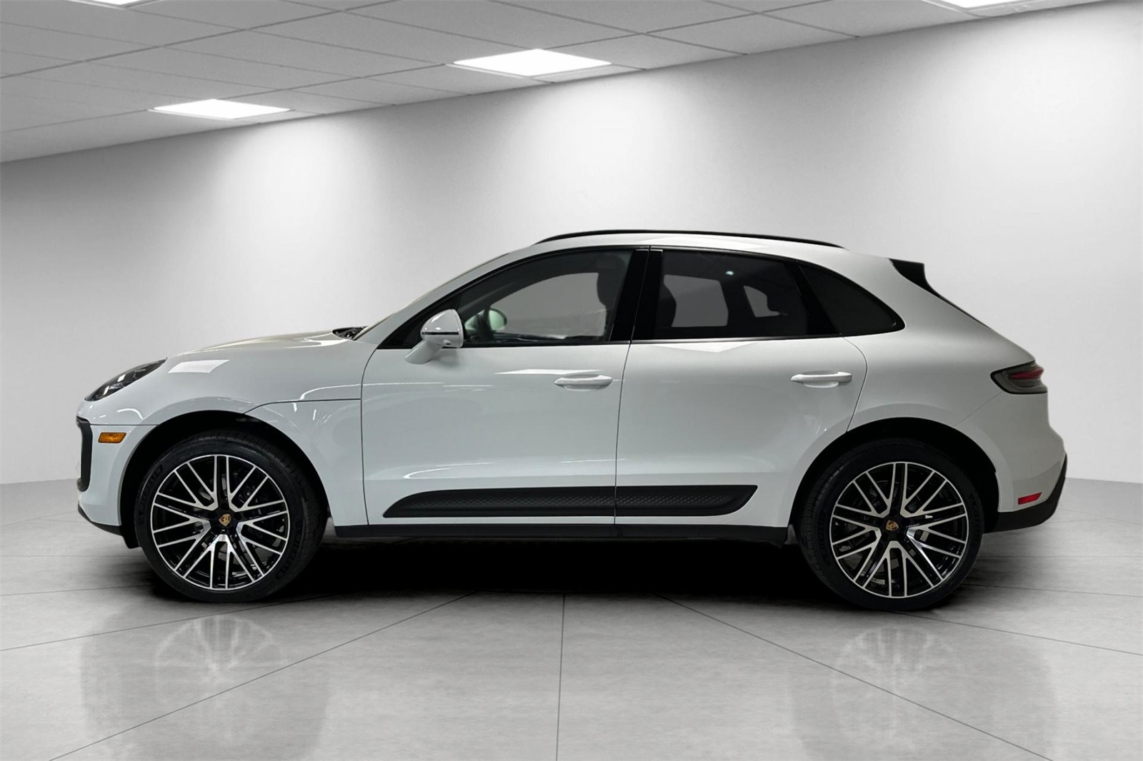 2025 Porsche Macan T photo 2