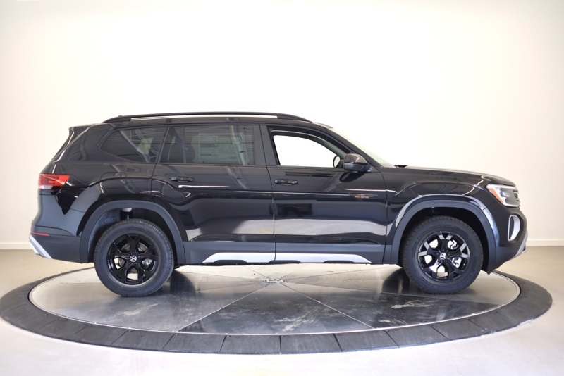 2026 Volkswagen Atlas Peak Edition SE photo 2