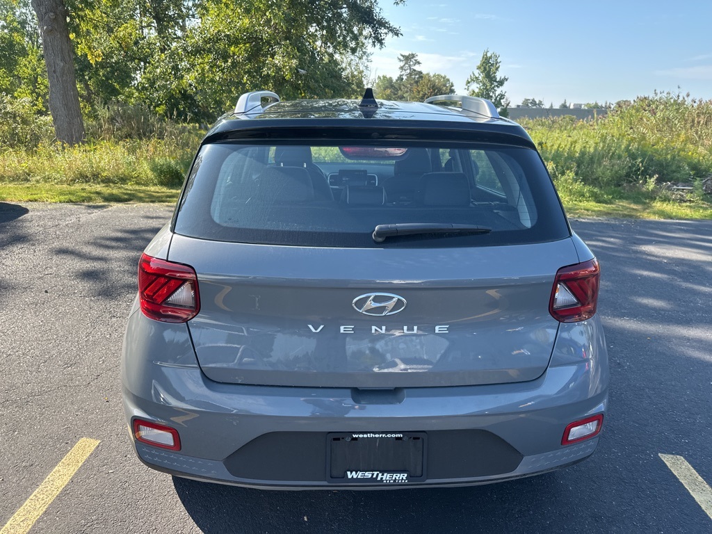 2022 Hyundai Venue SEL Limited photo 2