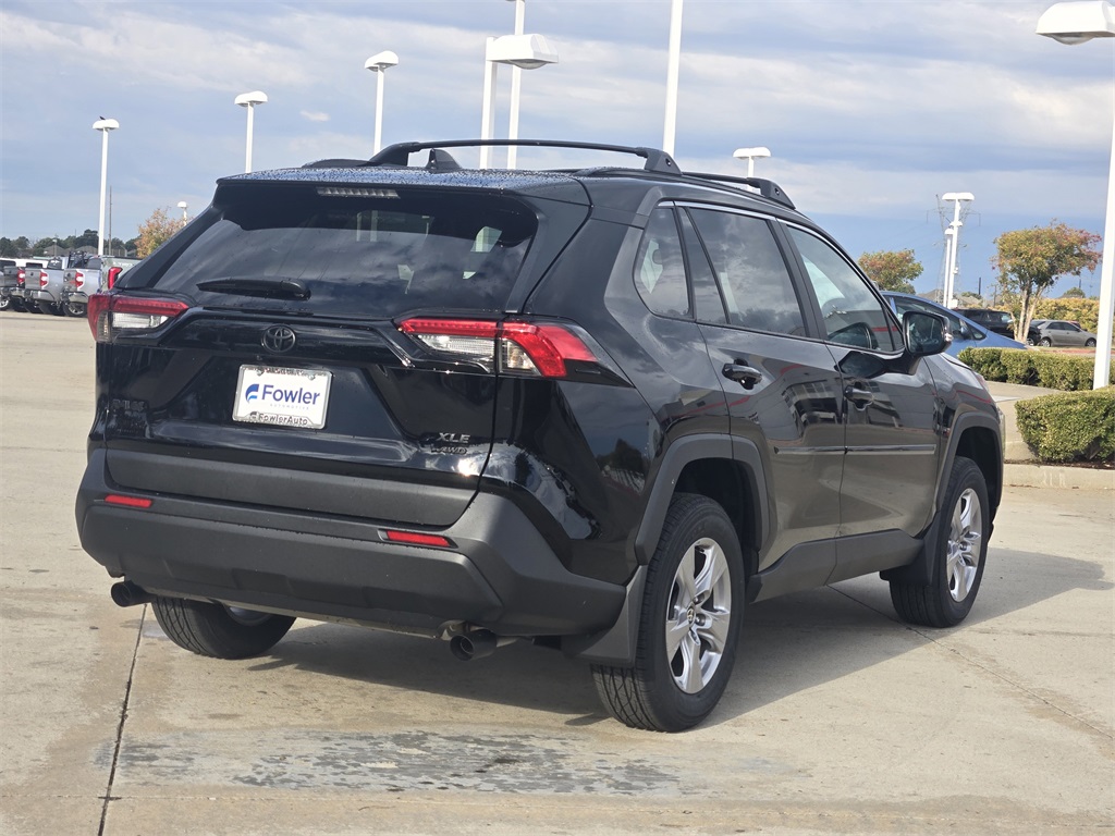 2025 Toyota RAV4 XLE photo 3