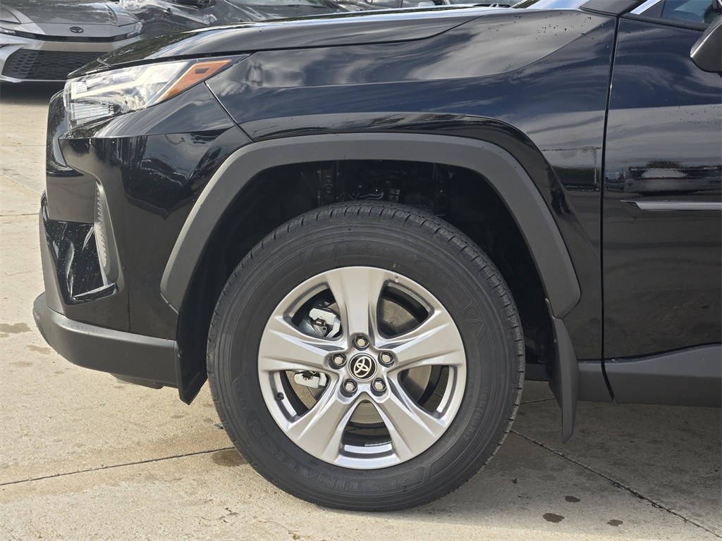 2025 Toyota RAV4 XLE photo 4