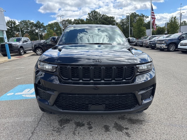 2025 Jeep Grand Cherokee Altitude photo 2