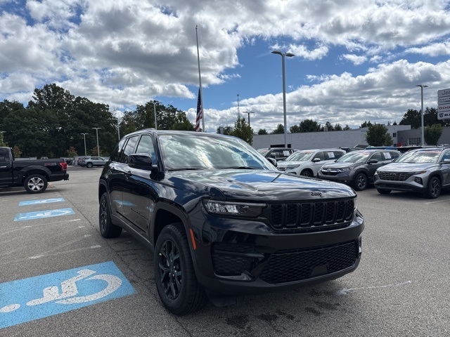 2025 Jeep Grand Cherokee Altitude photo 3