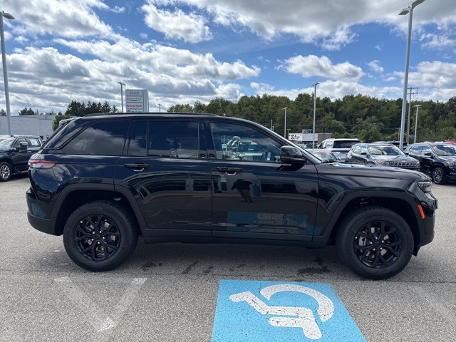 2025 Jeep Grand Cherokee Altitude photo 4