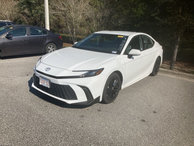 2025 Toyota Camry SE's photo