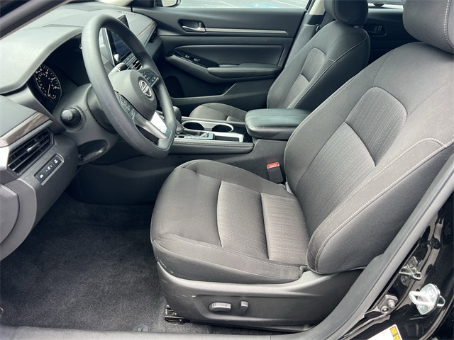 2023 Super Black Clearcoat Nissan Altima 2.5 SV FWD Sedan