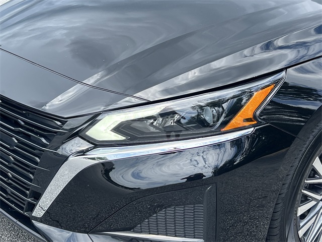 2023 Super Black Clearcoat Nissan Altima 2.5 SV FWD Sedan