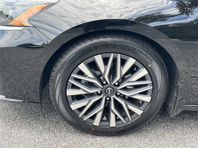 2023 Super Black Clearcoat Nissan Altima 2.5 SV FWD Sedan