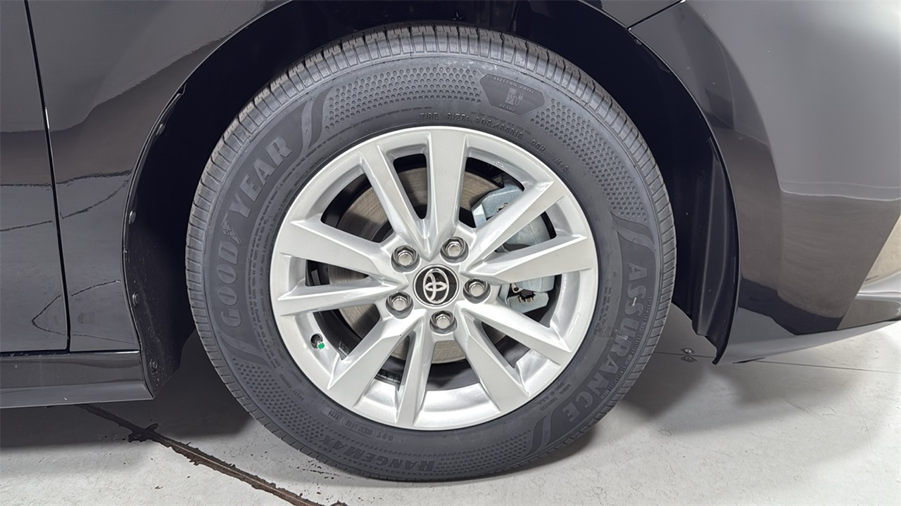 2025 Toyota Camry LE photo 21