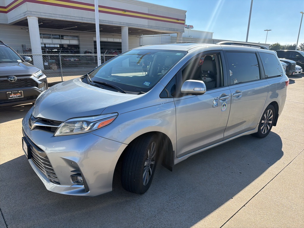 2020 Toyota Sienna Limited's photo