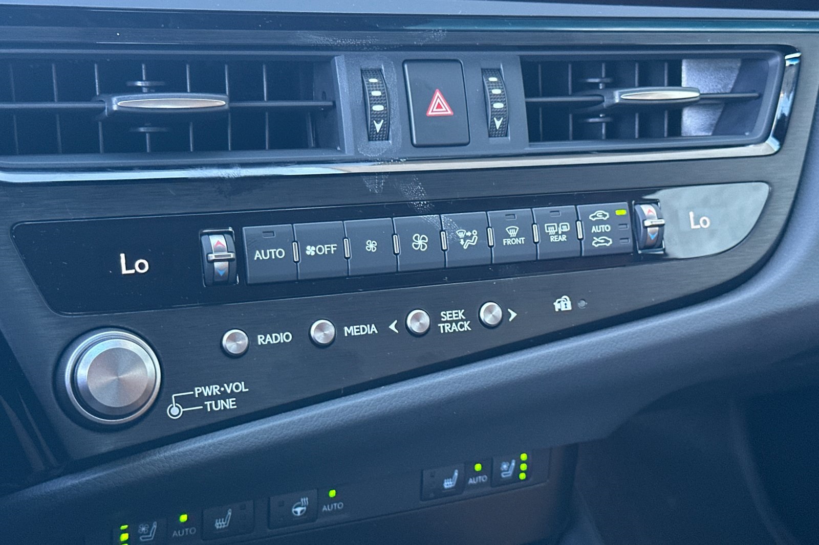 2025 Lexus ES 300h photo 16