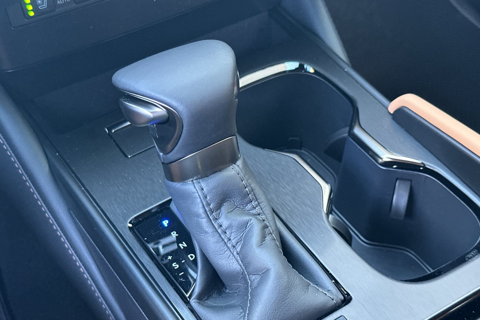 2025 Lexus ES 300h photo 17