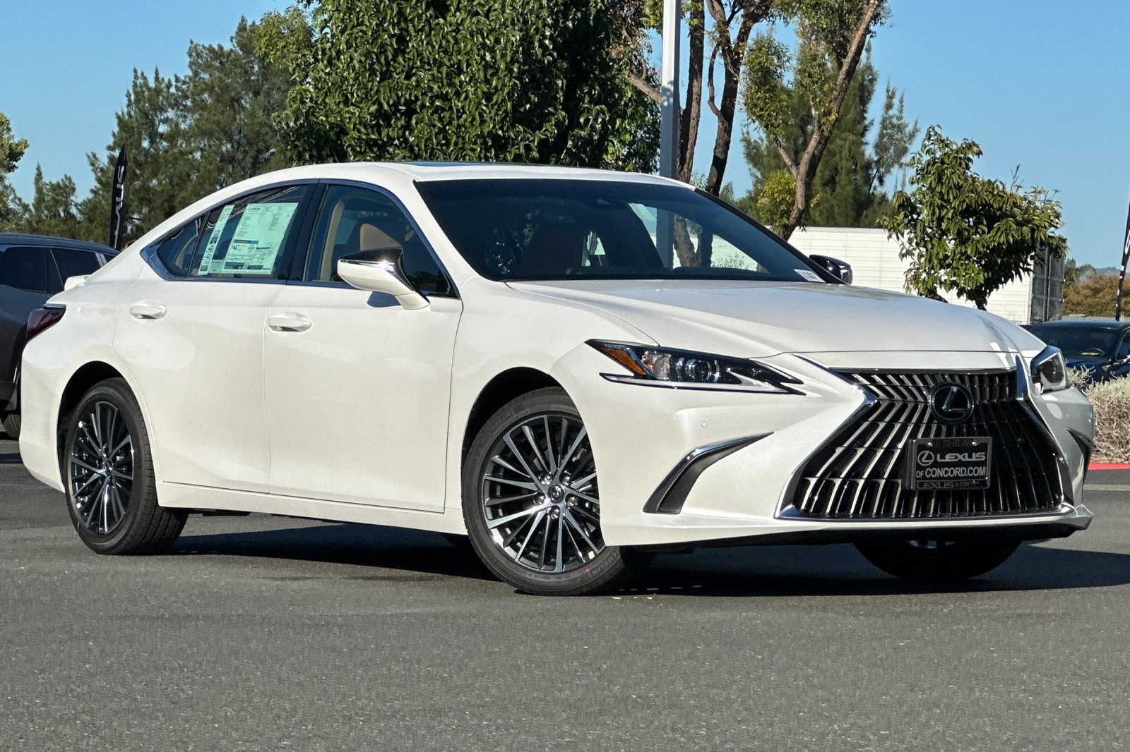 2025 Lexus ES 300h photo 2