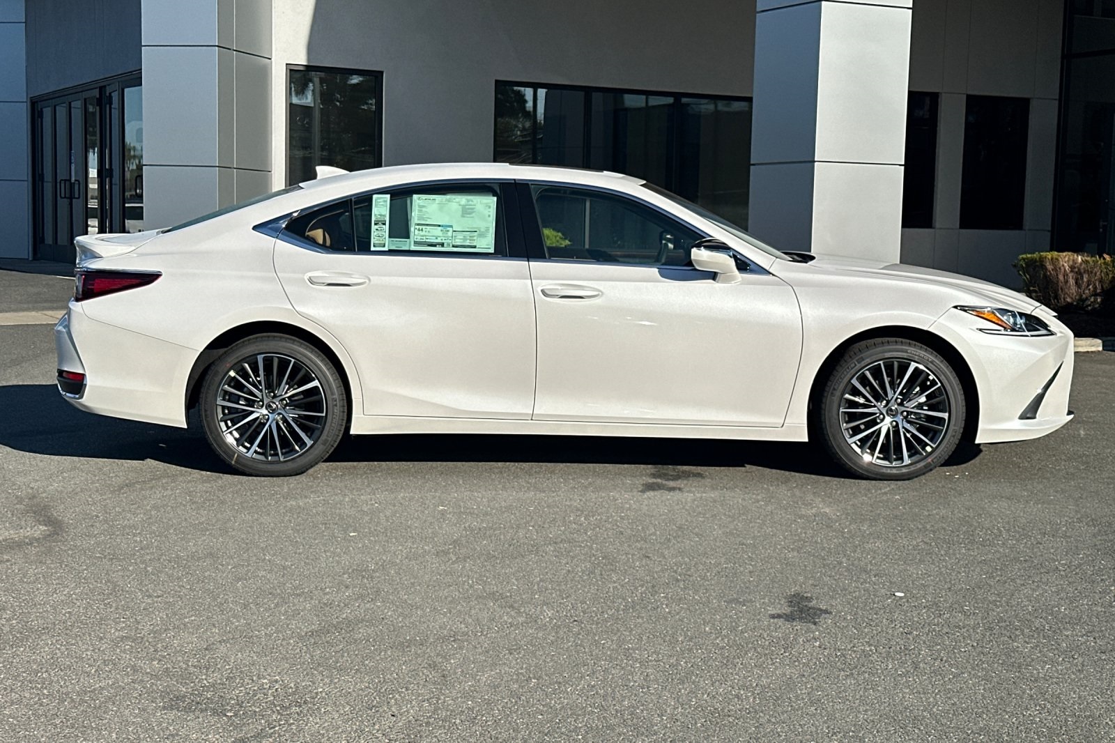 2025 Lexus ES 300h photo 3