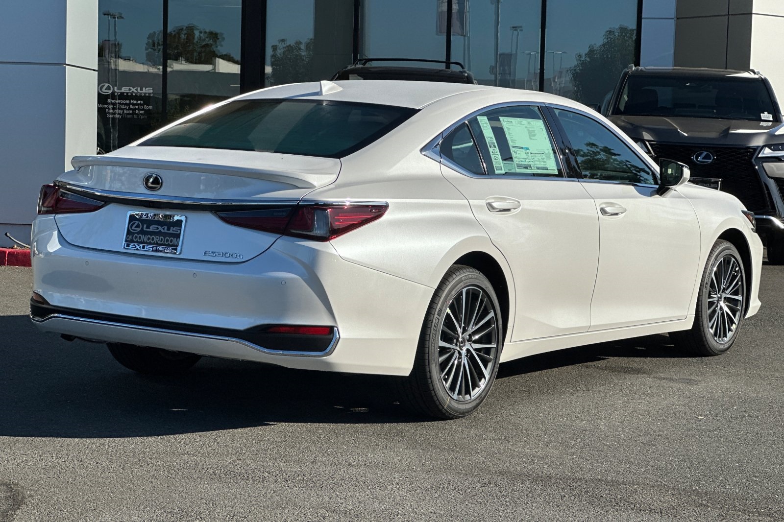 2025 Lexus ES 300h photo 4