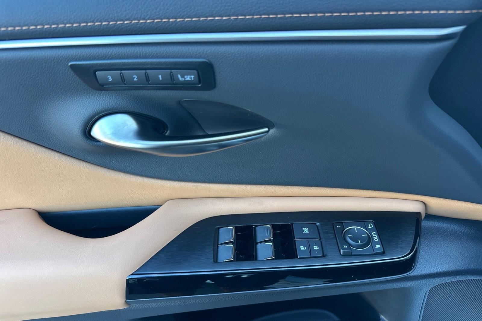 2025 Lexus ES 300h photo 8