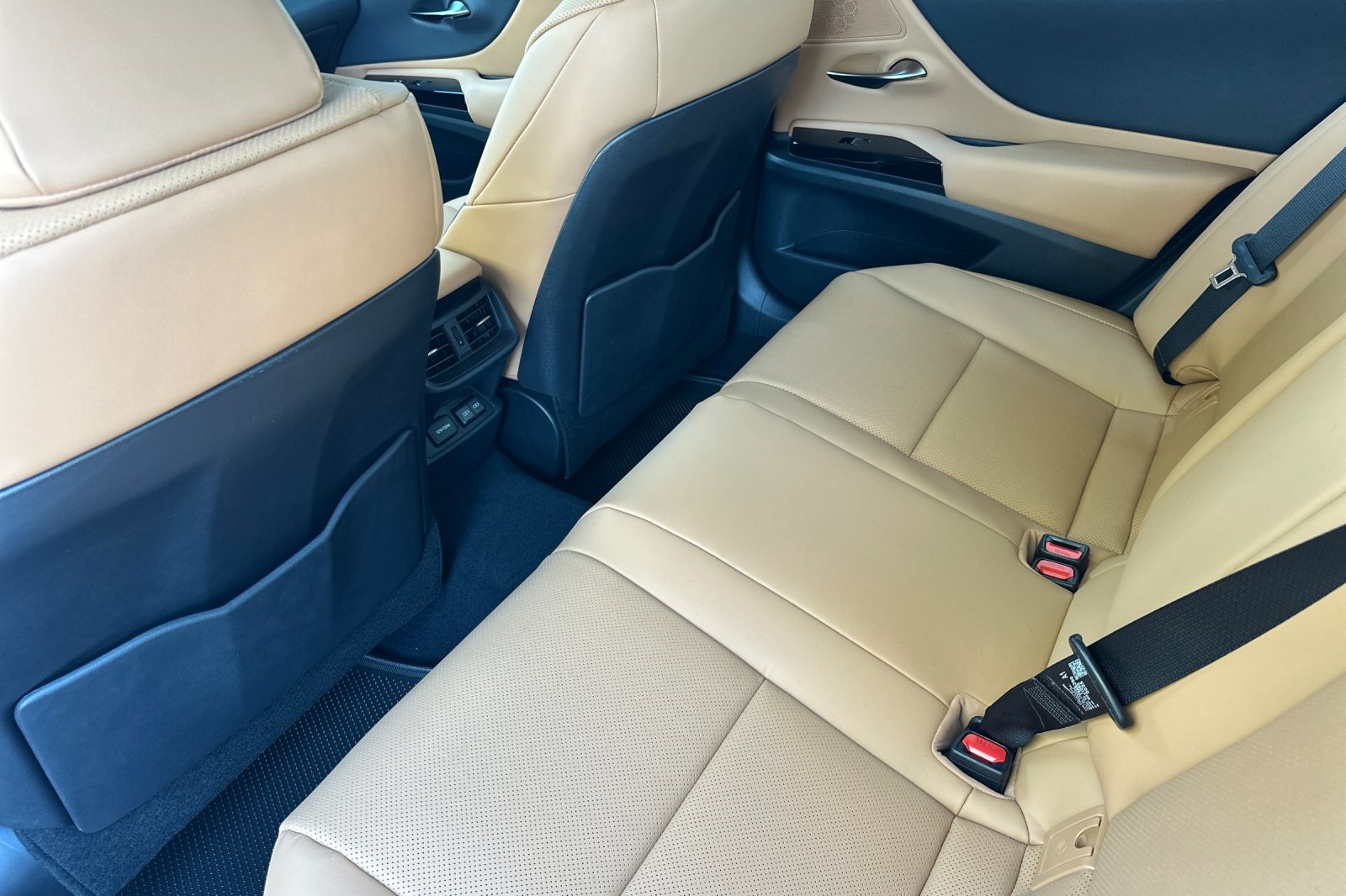 2025 Lexus ES 300h photo 9