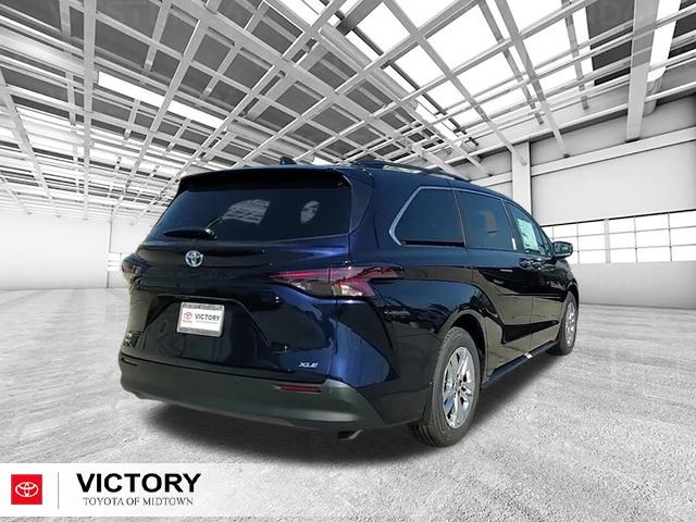 2025 Toyota Sienna XLE photo 3