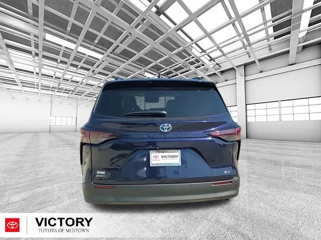 2025 Toyota Sienna XLE photo 4