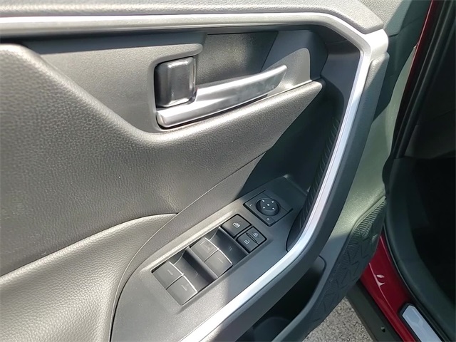 2025 Toyota RAV4 Hybrid XLE photo 10