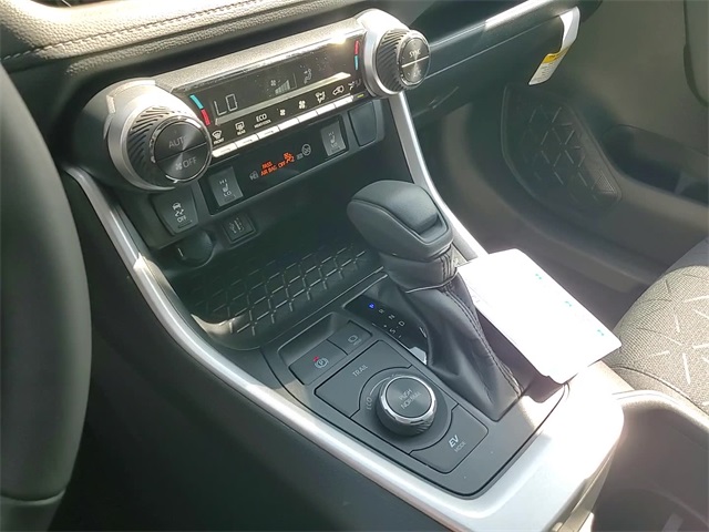2025 Toyota RAV4 Hybrid XLE photo 17