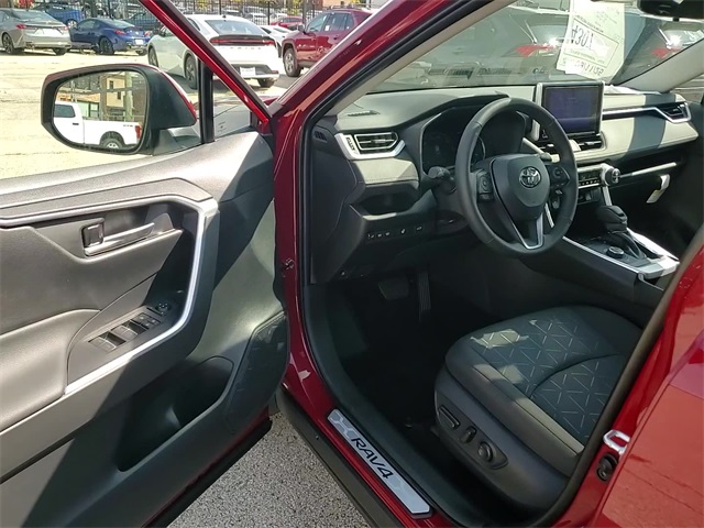 2025 Toyota RAV4 Hybrid XLE photo 9