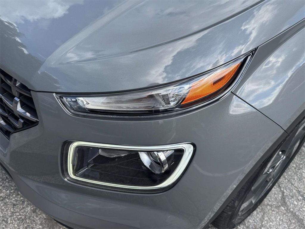 2023 Hyundai Venue Limited photo 2