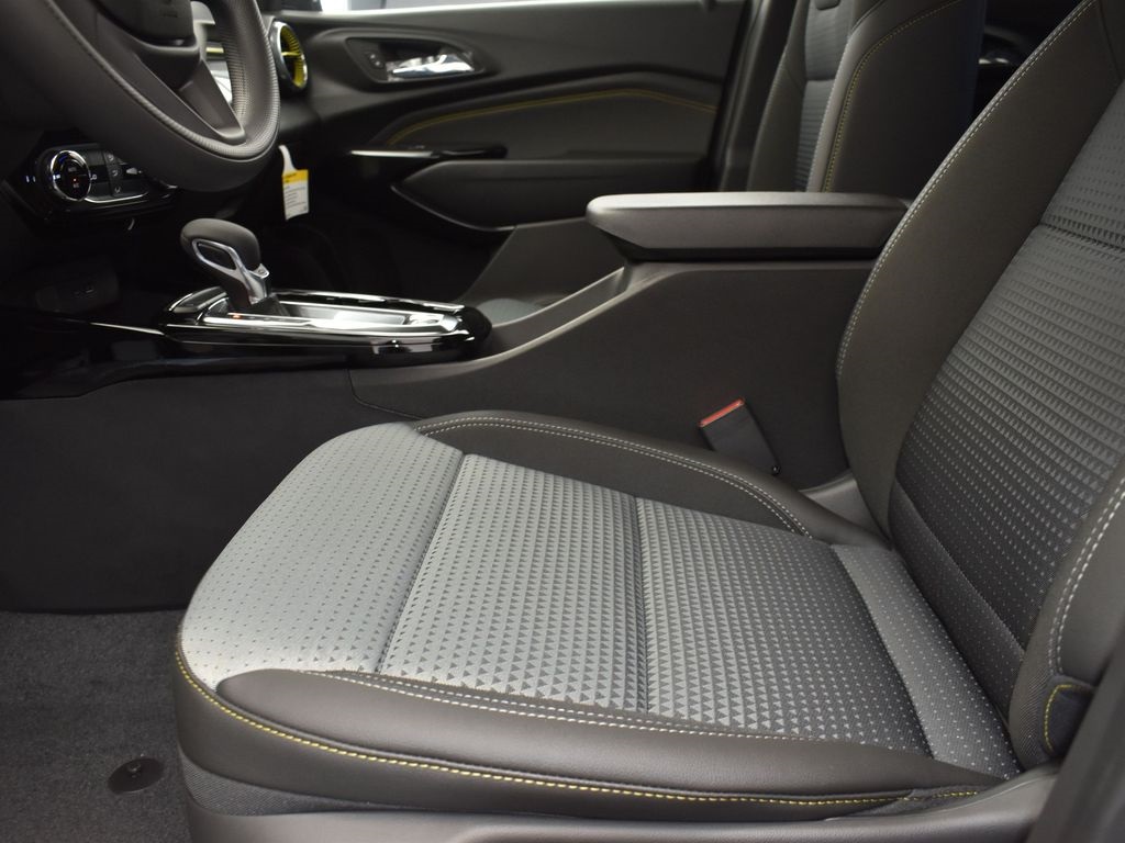 2025 Summit White Chevrolet Trax LT FWD SUV