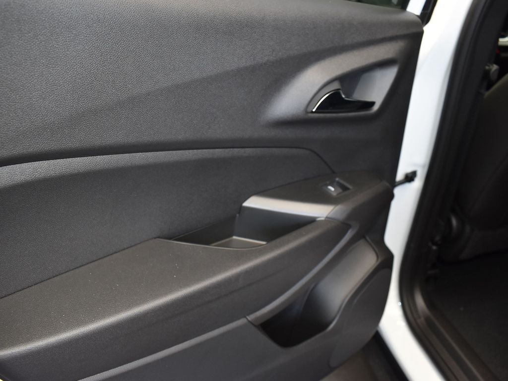 2025 Summit White Chevrolet Trax LT FWD SUV