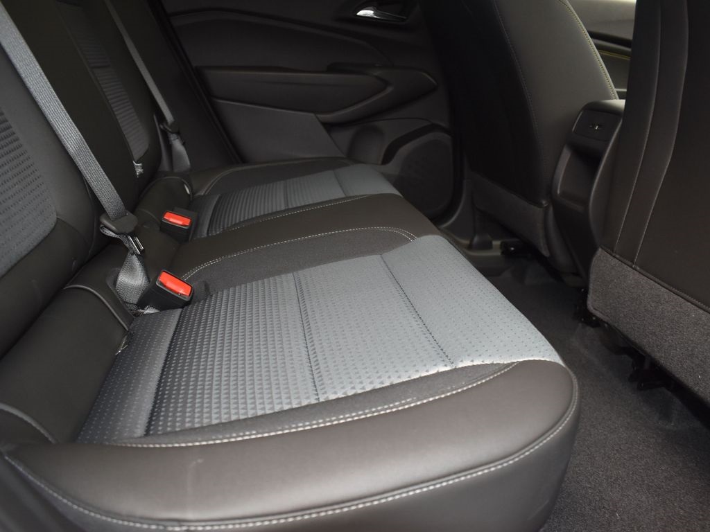 2025 Summit White Chevrolet Trax LT FWD SUV