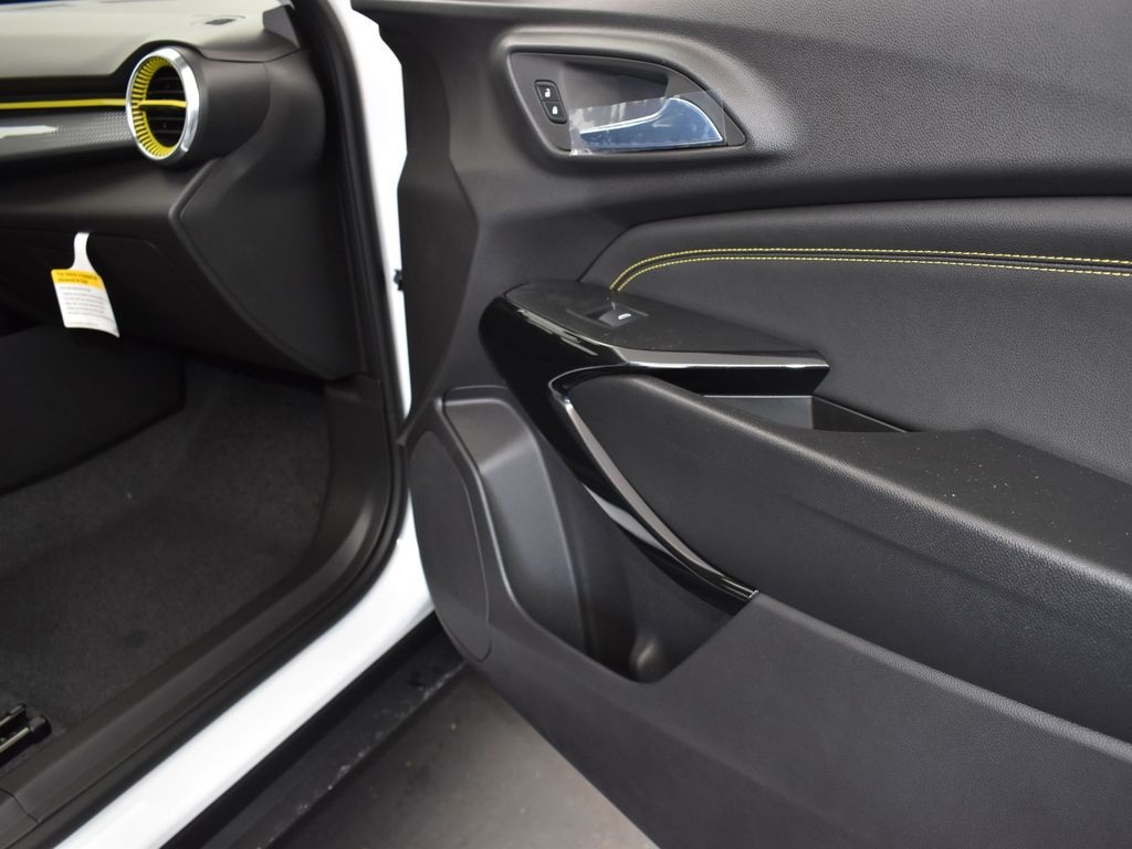 2025 Summit White Chevrolet Trax LT FWD SUV
