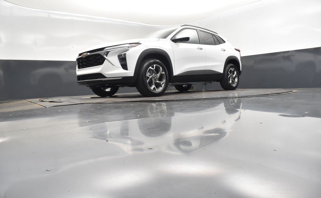 2025 Summit White Chevrolet Trax LT FWD SUV