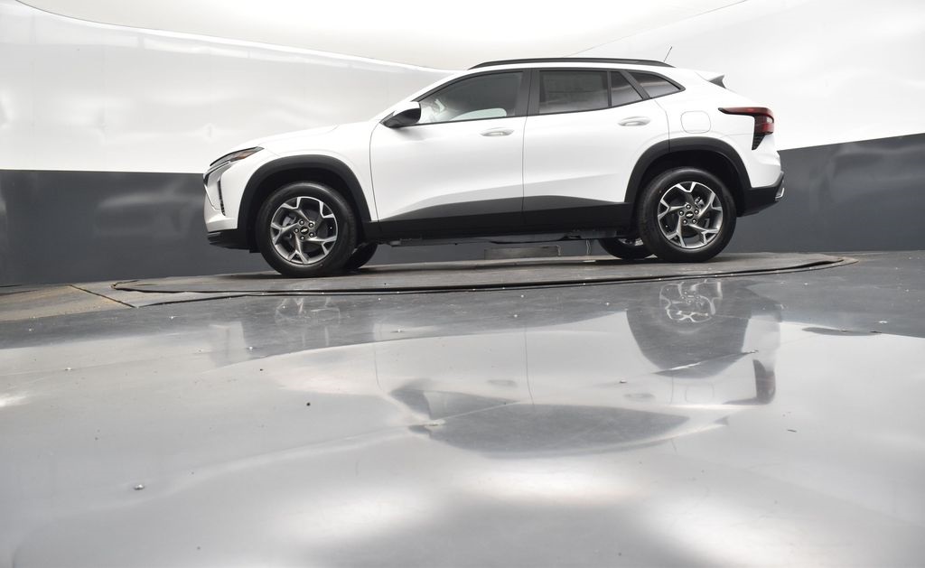 2025 Summit White Chevrolet Trax LT FWD SUV