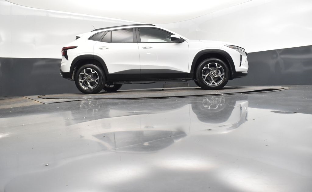 2025 Summit White Chevrolet Trax LT FWD SUV