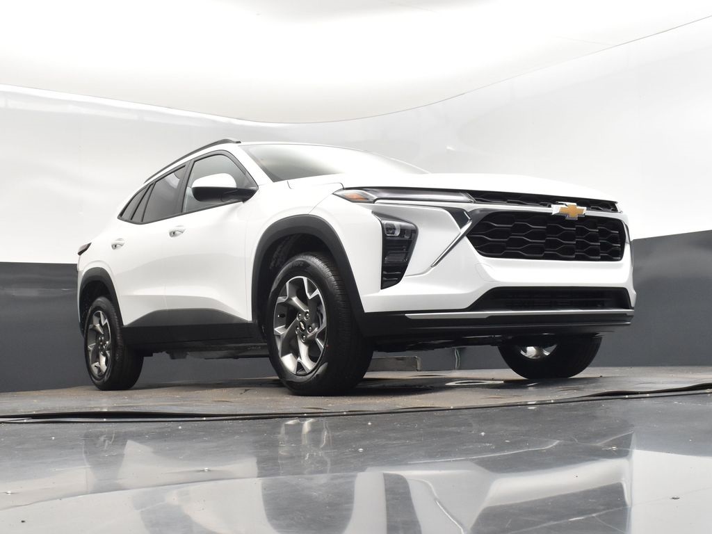 2025 Summit White Chevrolet Trax LT FWD SUV