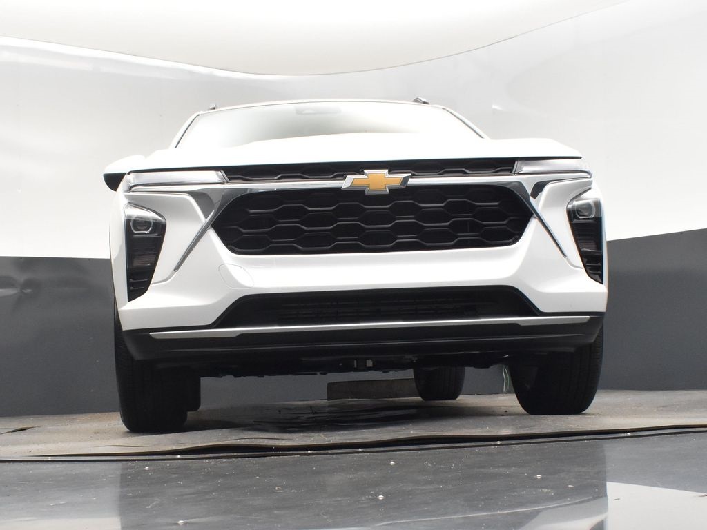 2025 Summit White Chevrolet Trax LT FWD SUV