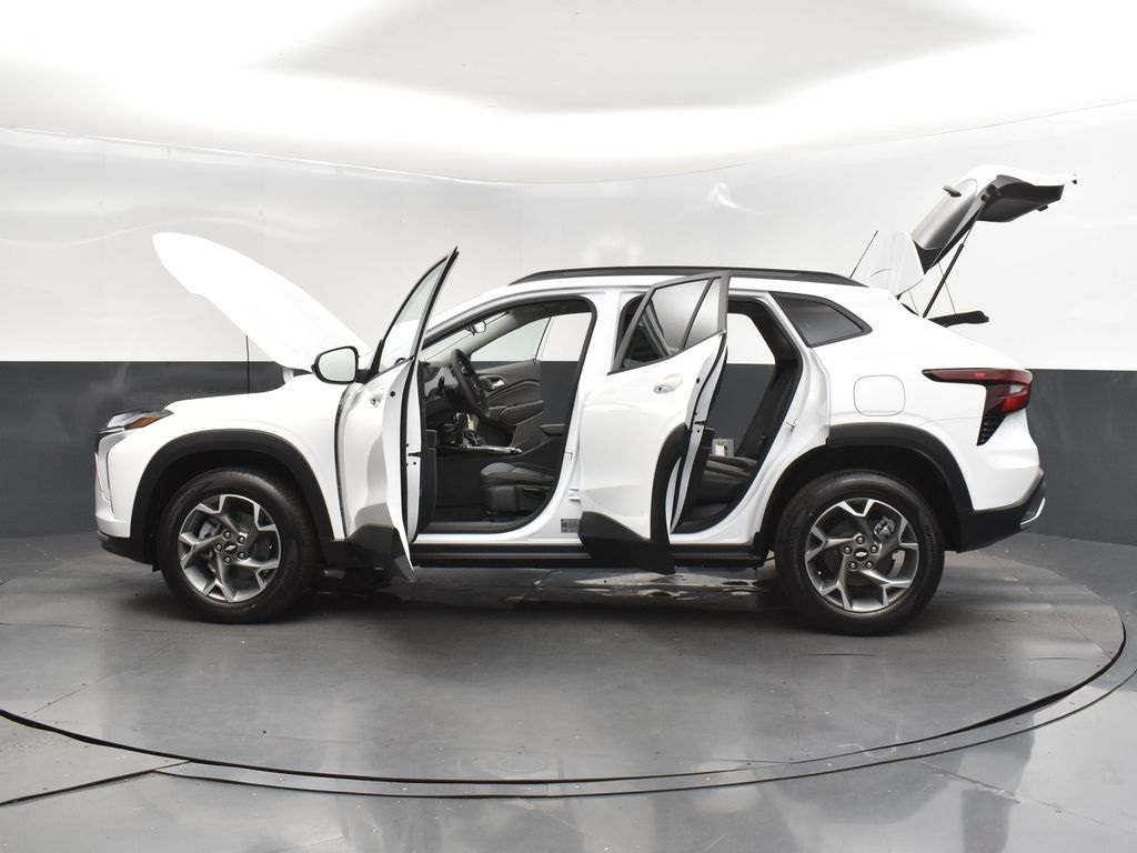 2025 Summit White Chevrolet Trax LT FWD SUV