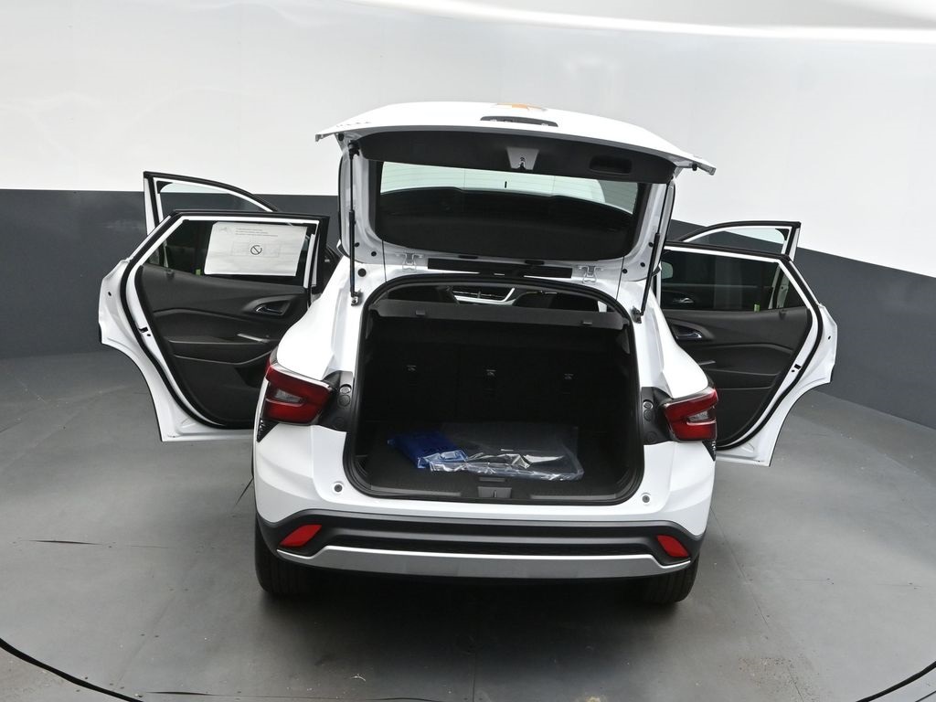 2025 Summit White Chevrolet Trax LT FWD SUV