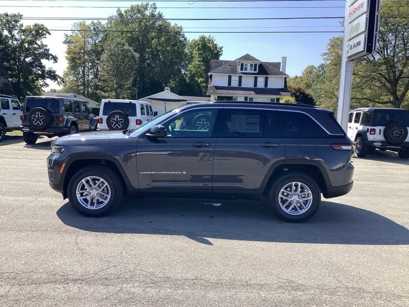 2025 Jeep Grand Cherokee Laredo photo 2