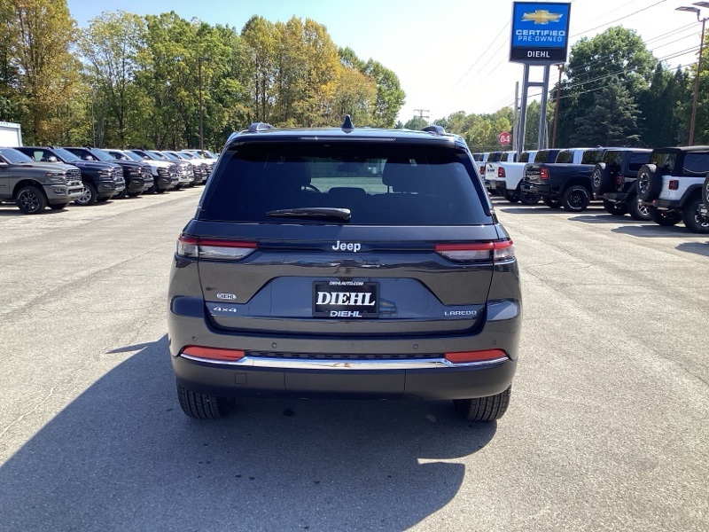 2025 Jeep Grand Cherokee Laredo photo 4