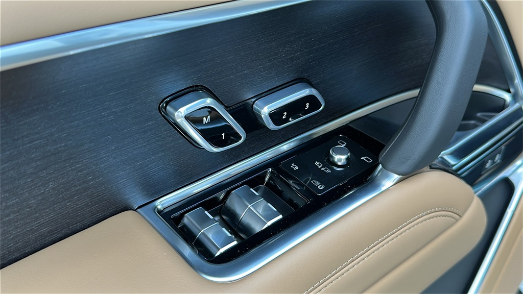 new 2025 Land Rover Range Rover Plug-In Hybrid car, priced at $131,605