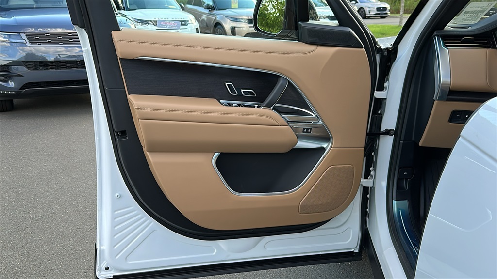 new 2025 Land Rover Range Rover Plug-In Hybrid car, priced at $131,605