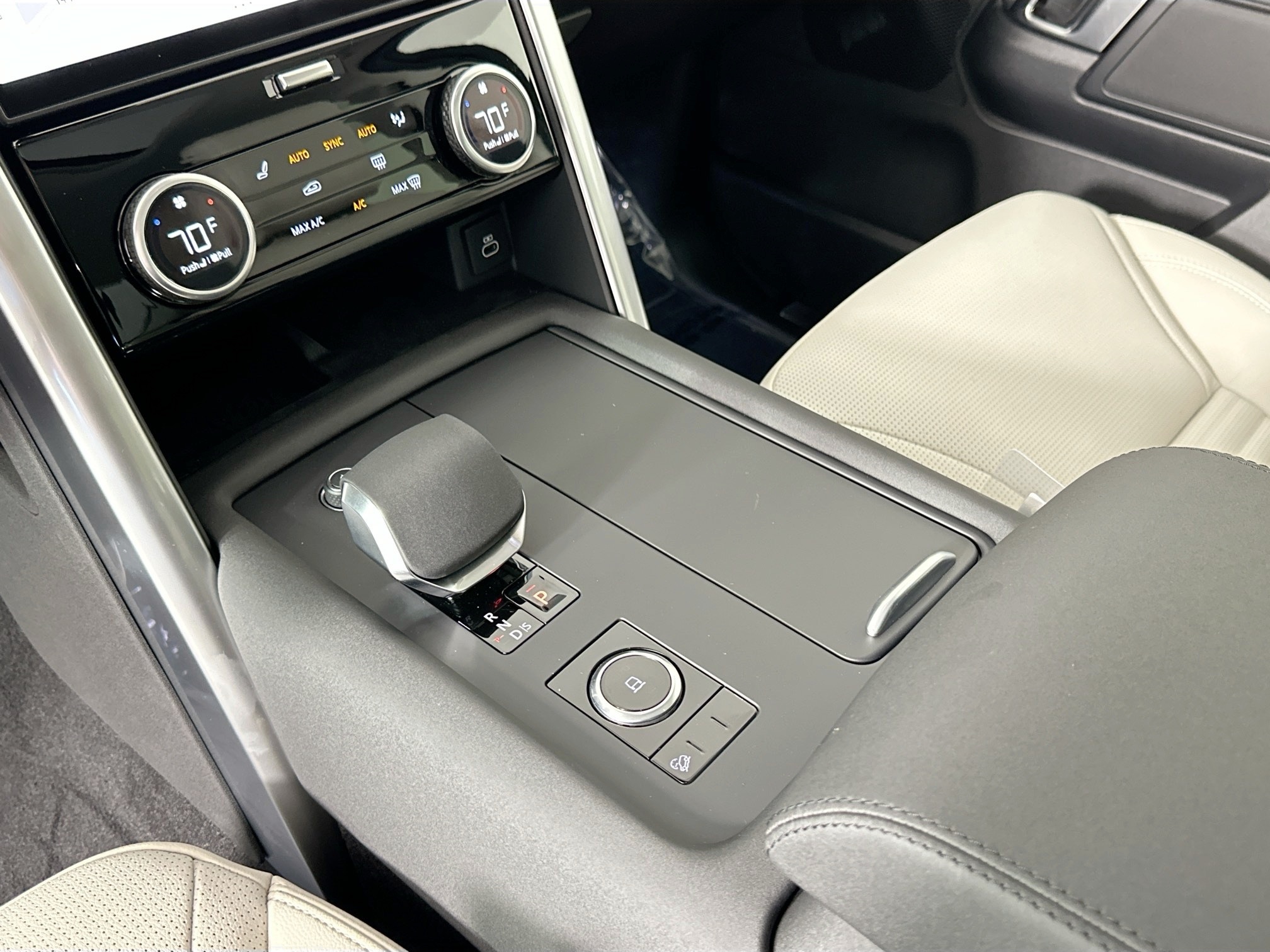 used 2025 Land Rover Discovery car, priced at $67,628