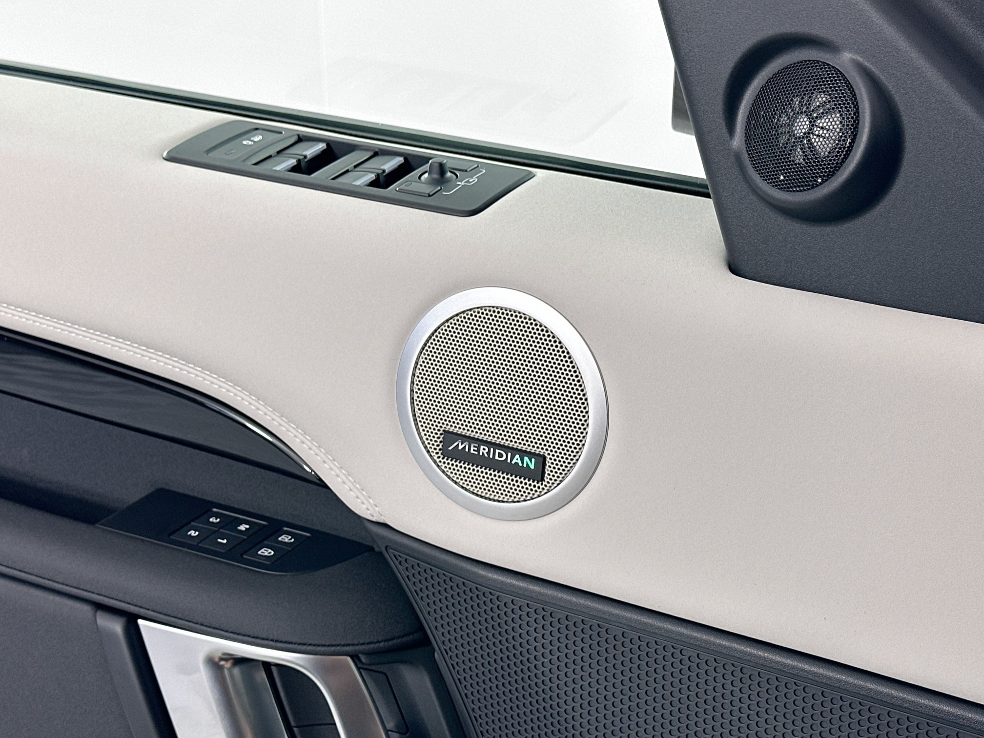 used 2025 Land Rover Discovery car, priced at $67,628