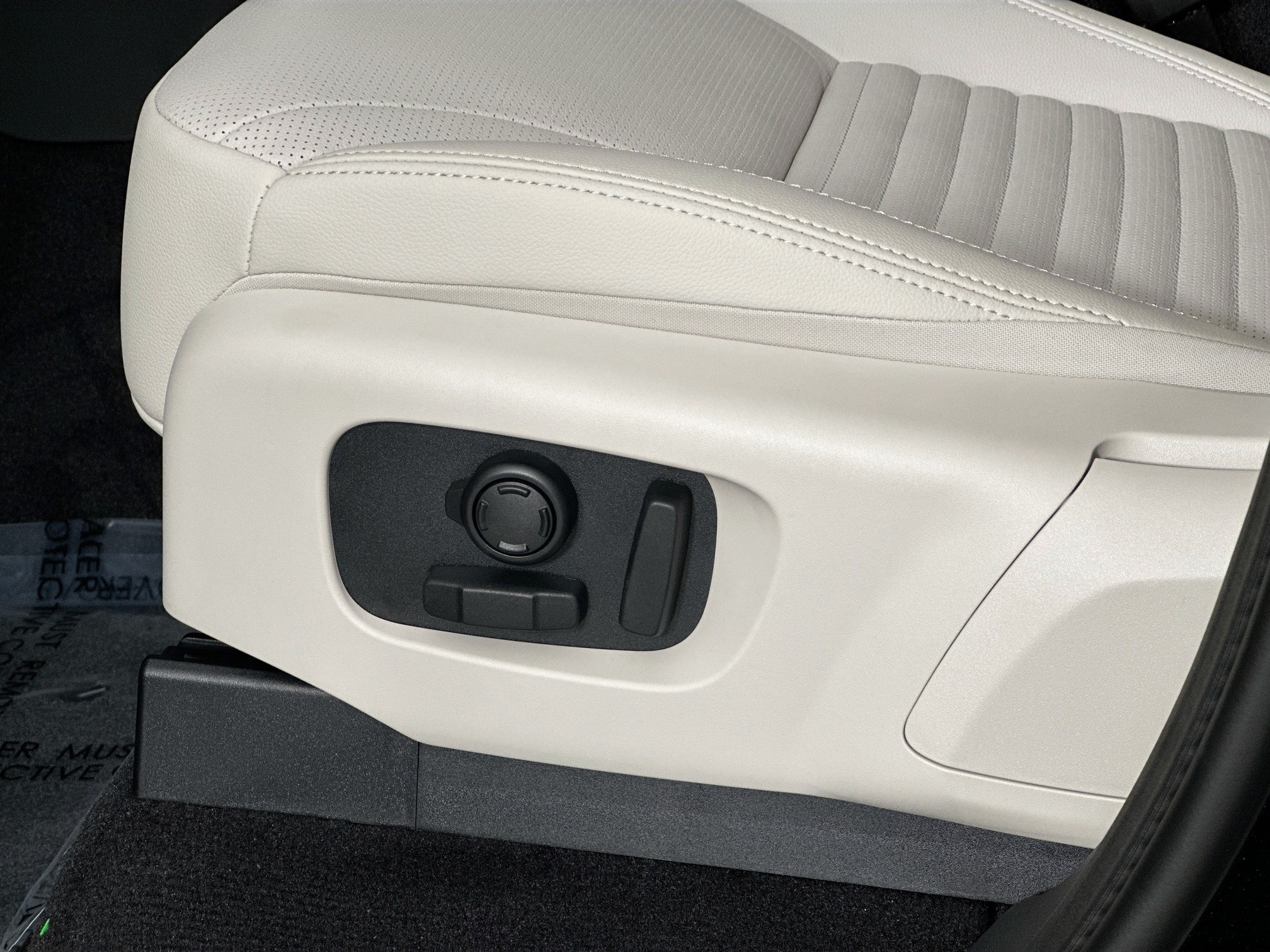 used 2025 Land Rover Discovery car, priced at $67,628