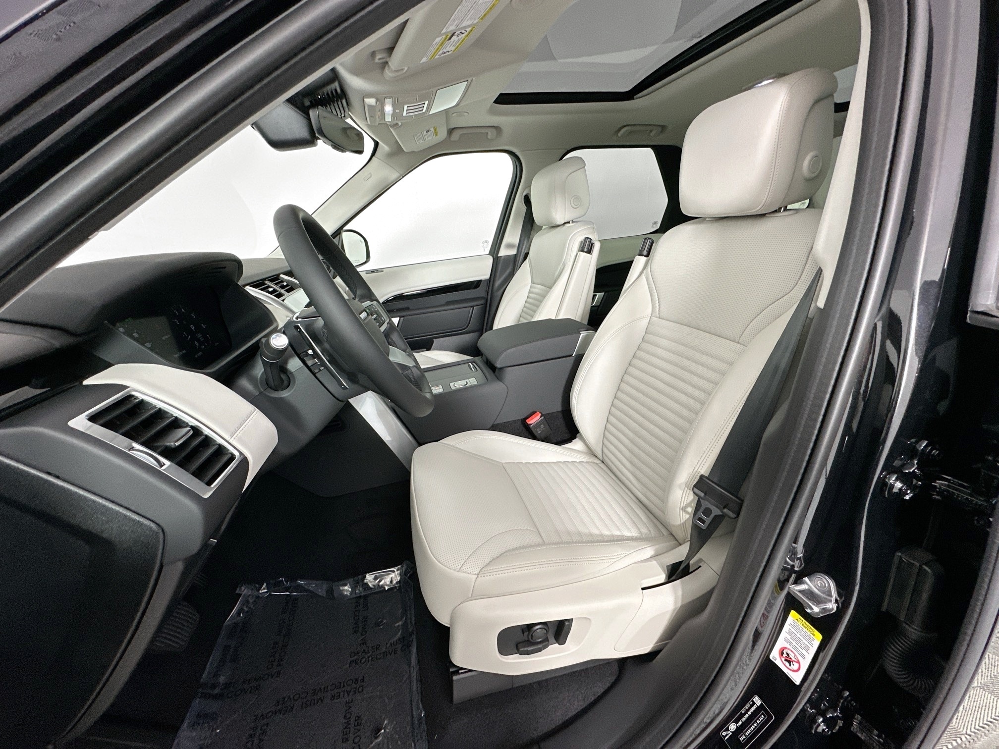 used 2025 Land Rover Discovery car, priced at $67,628