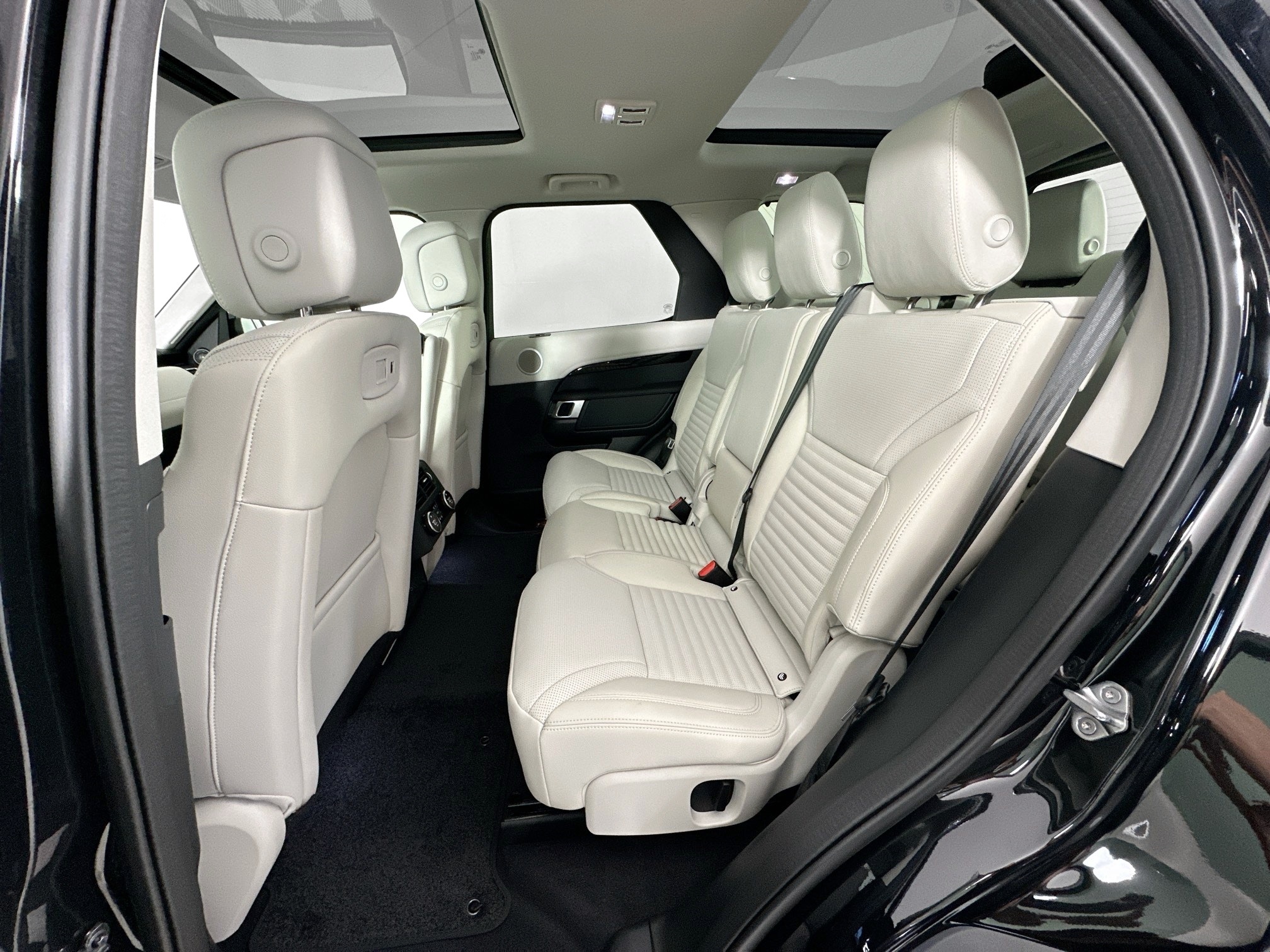 used 2025 Land Rover Discovery car, priced at $67,628