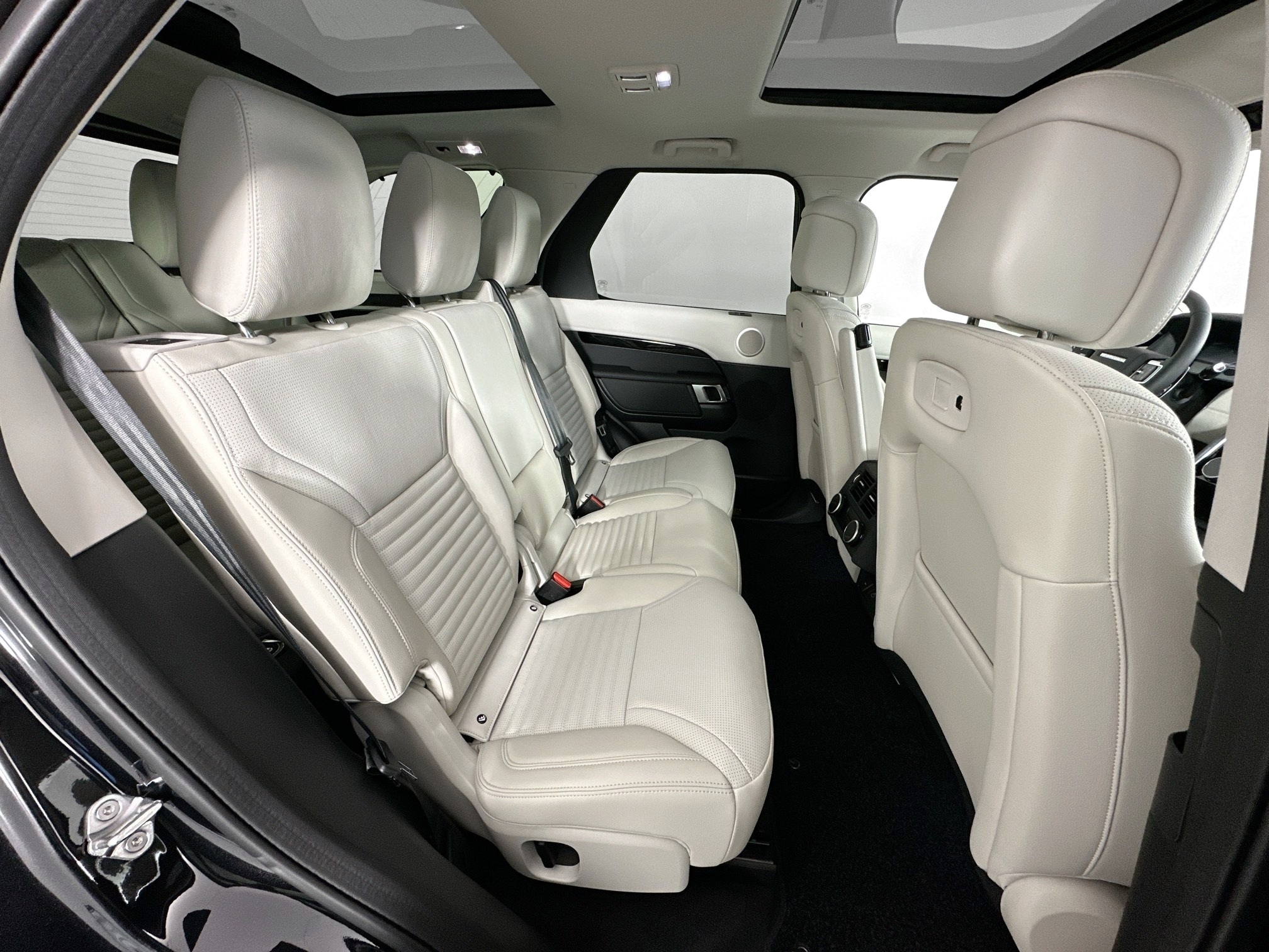 used 2025 Land Rover Discovery car, priced at $67,628