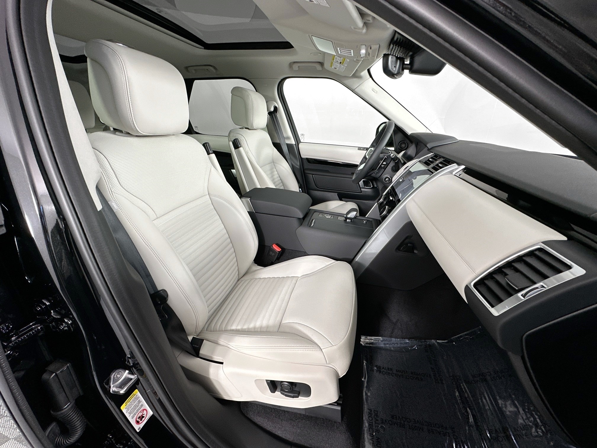 used 2025 Land Rover Discovery car, priced at $67,628